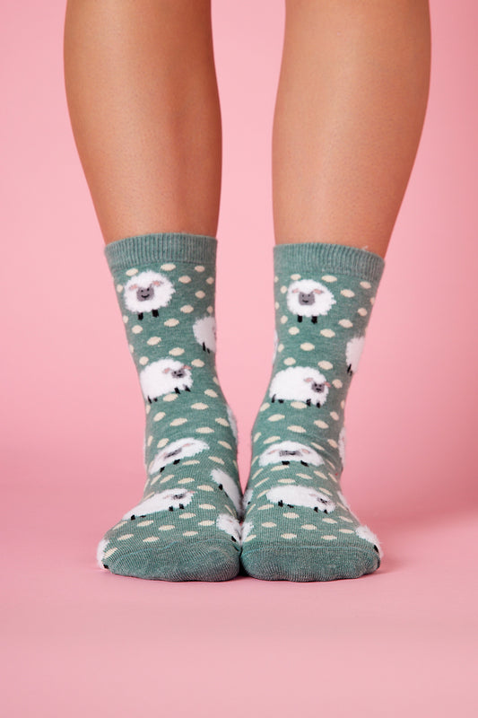 Puantiye Koyunlar Yeşil Fon Desenli Çorap