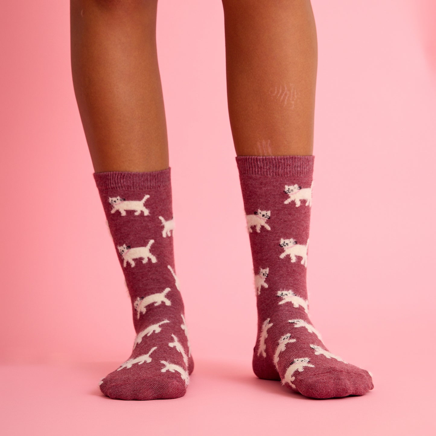 Tüylü Kedi Desenli Kırmızı Çorap