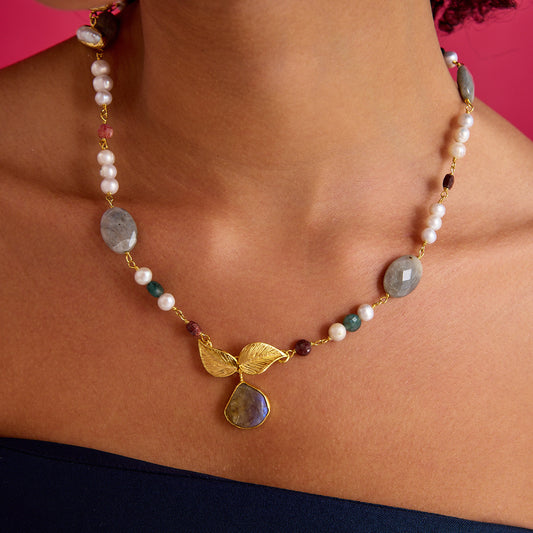 Altın kaplama yaprak figürlü kolye, doğal inci, labradorit ve aventurin taşlarıyla tasarlanmış. Minimal ve zarif tasarımıyla günlük ve özel kullanım için uygundur.