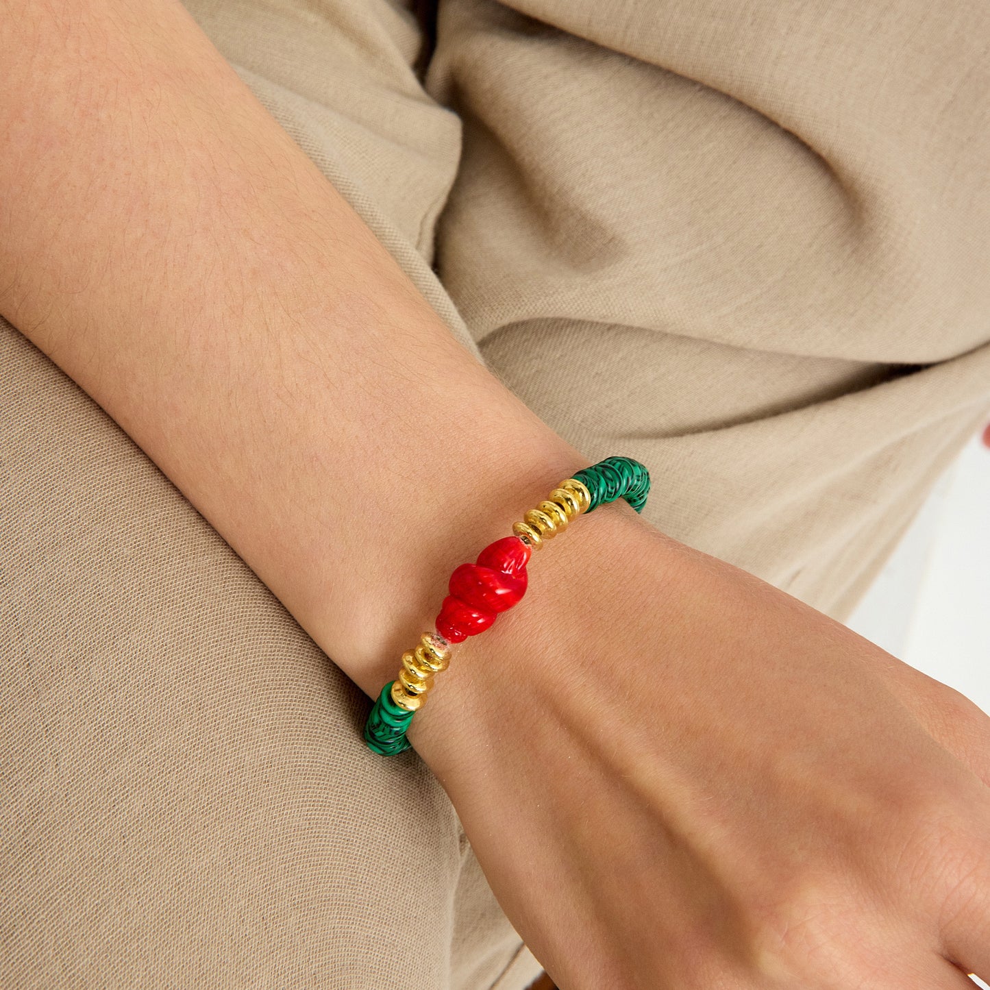 Malahit taşlı, kırmızı murano cam charm ve altın detaylı el yapımı bileklik – SOA Jewellery Soléna Koleksiyonu