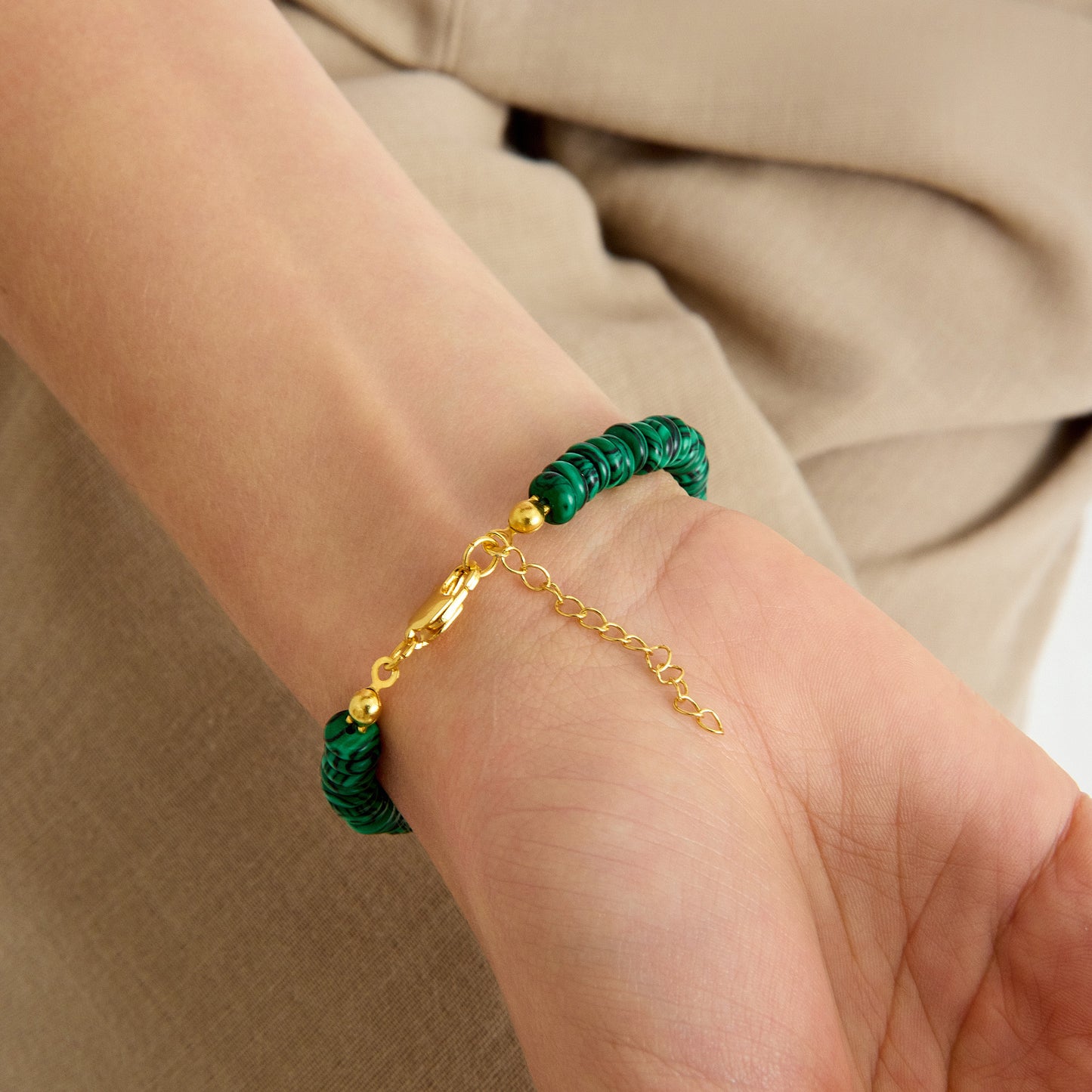 Malahit taşlı, kırmızı murano cam charm ve altın detaylı el yapımı bileklik – SOA Jewellery Soléna Koleksiyonu
