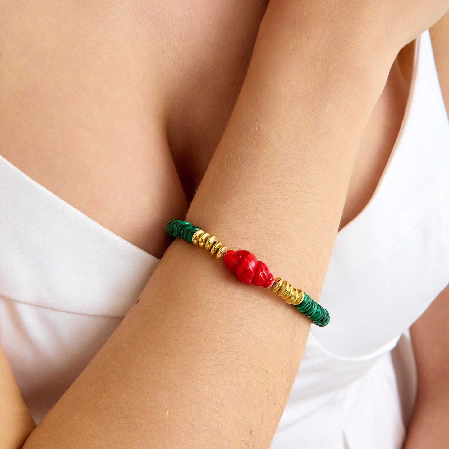 Malahit taşlı, kırmızı murano cam charm ve altın detaylı el yapımı bileklik – SOA Jewellery Soléna Koleksiyonu