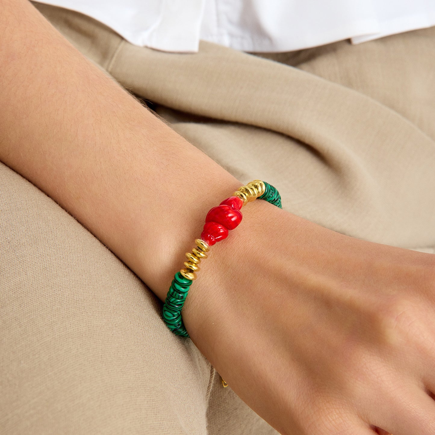 Malahit taşlı, kırmızı murano cam charm ve altın detaylı el yapımı bileklik – SOA Jewellery Soléna Koleksiyonu