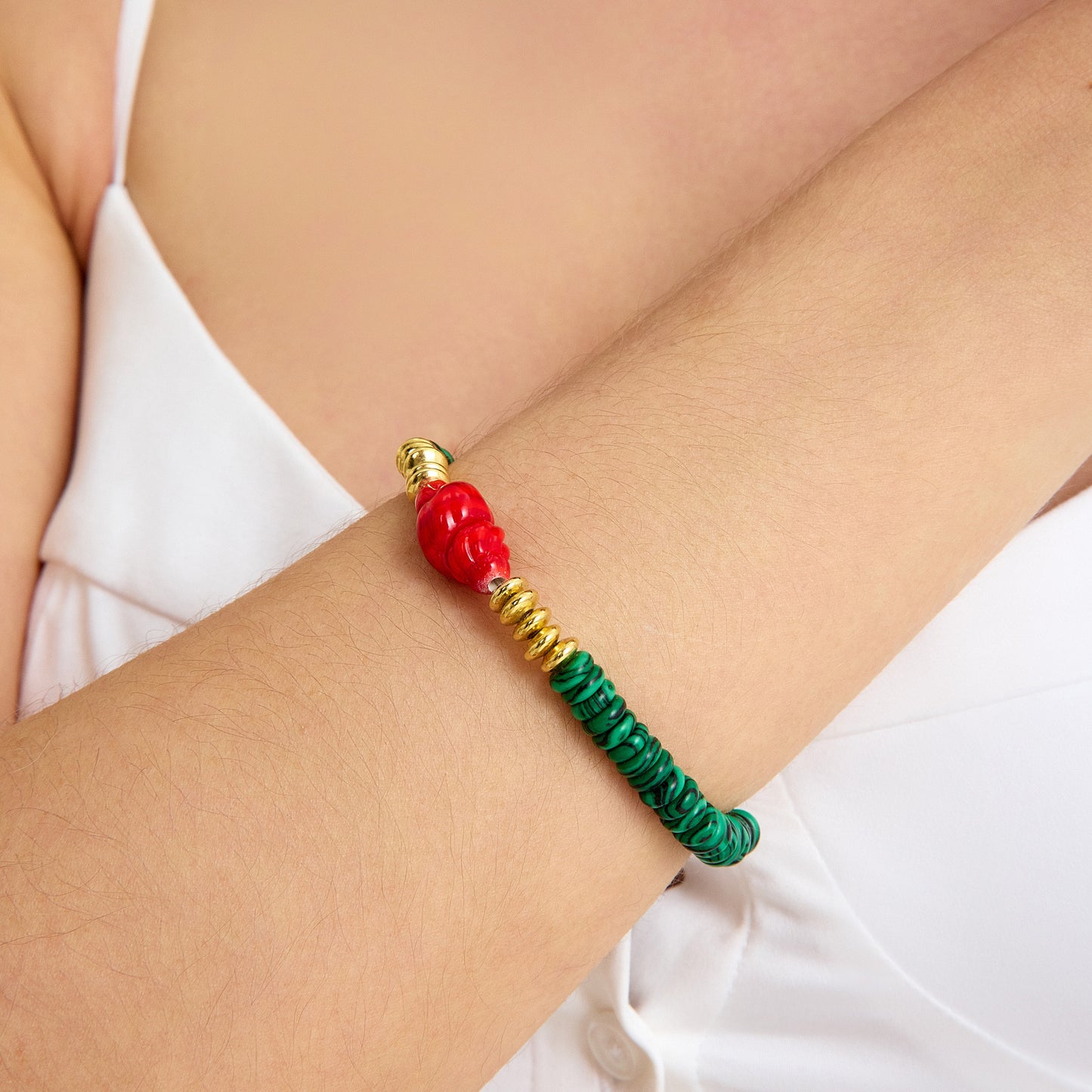 Malahit taşlı, kırmızı murano cam charm ve altın detaylı el yapımı bileklik – SOA Jewellery Soléna Koleksiyonu