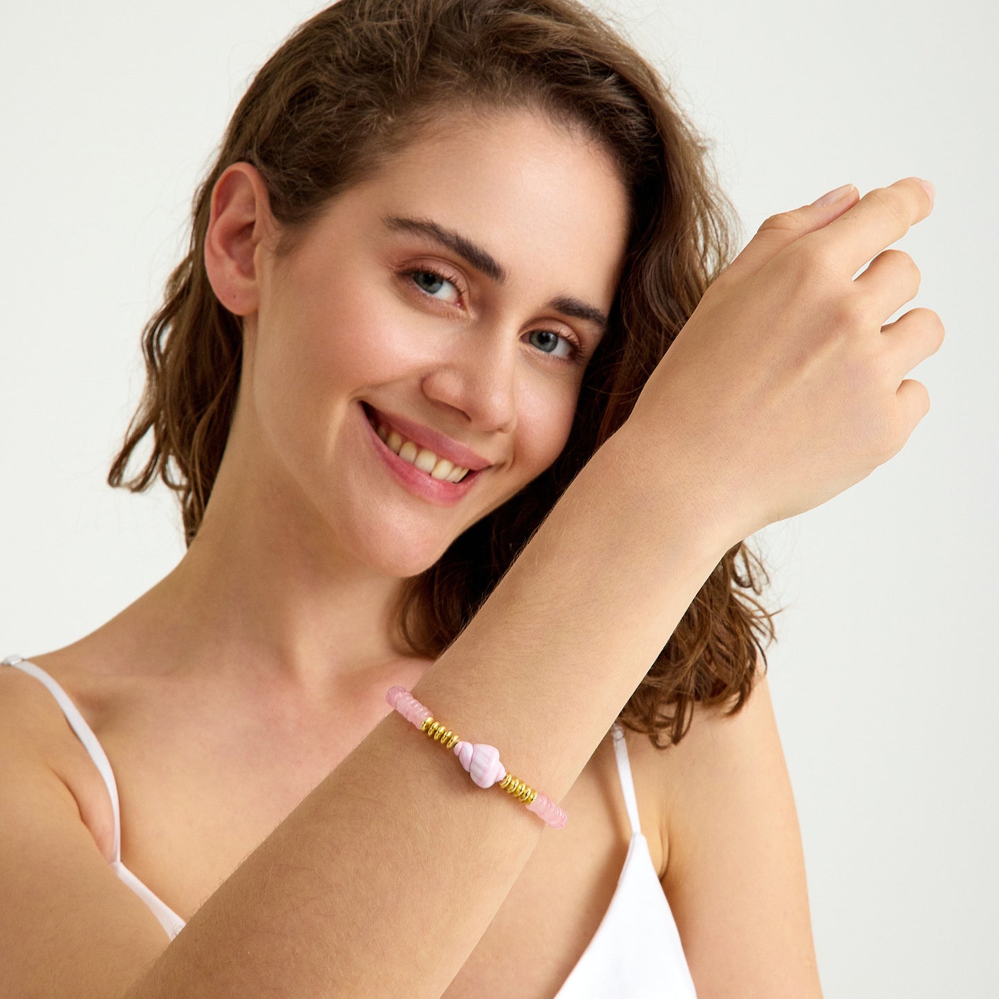 Pembe kuvars taşlı, pembe murano charm ve altın detaylı yaz bilekliği – SOA Jewellery Soléna Koleksiyonu