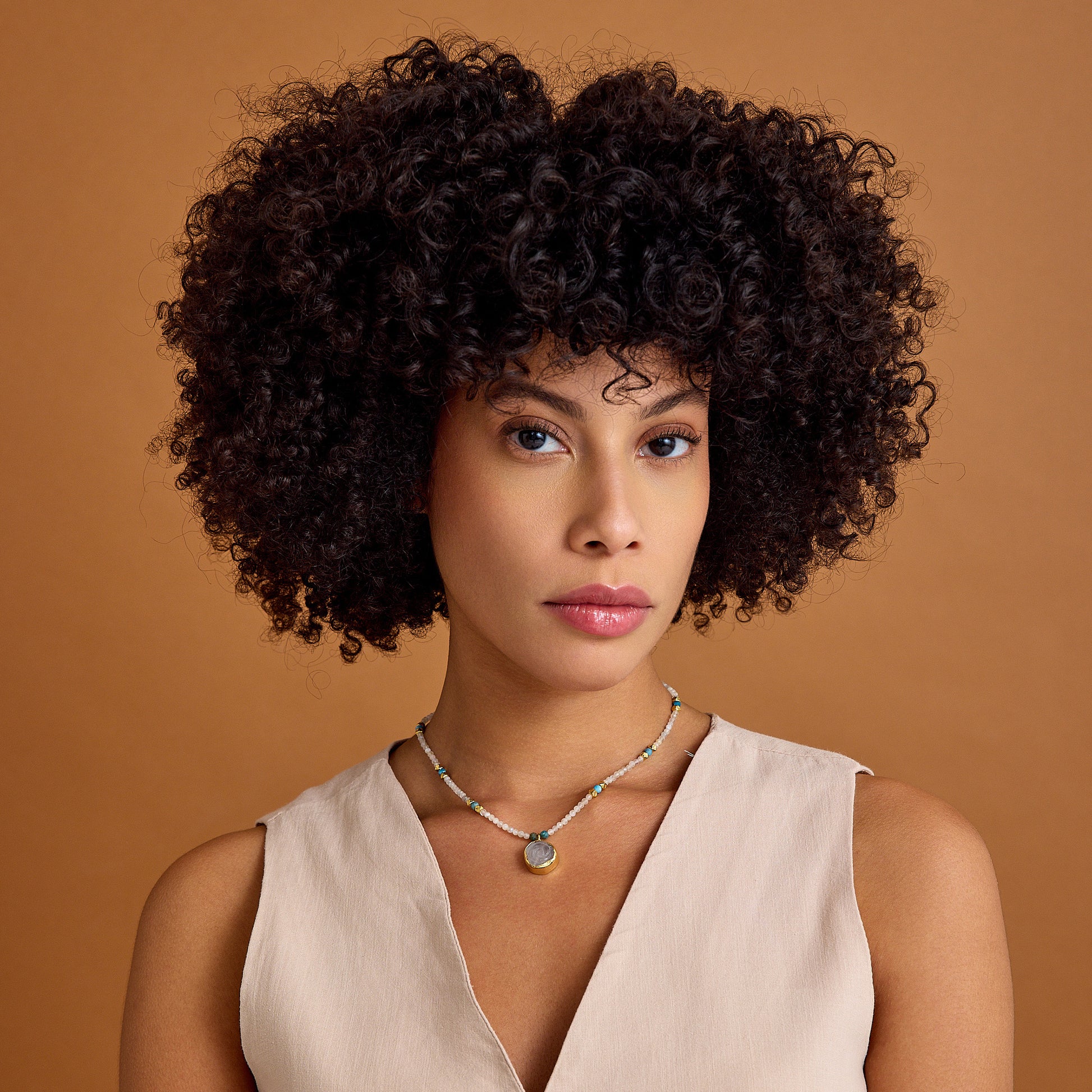 Aytaşı ve apatit boncukları, çiçek formunda pembe kuvars kolye ucu ve 24 ayar altın kaplama detaylarla tasarlanmış minimal, el yapımı kolye.