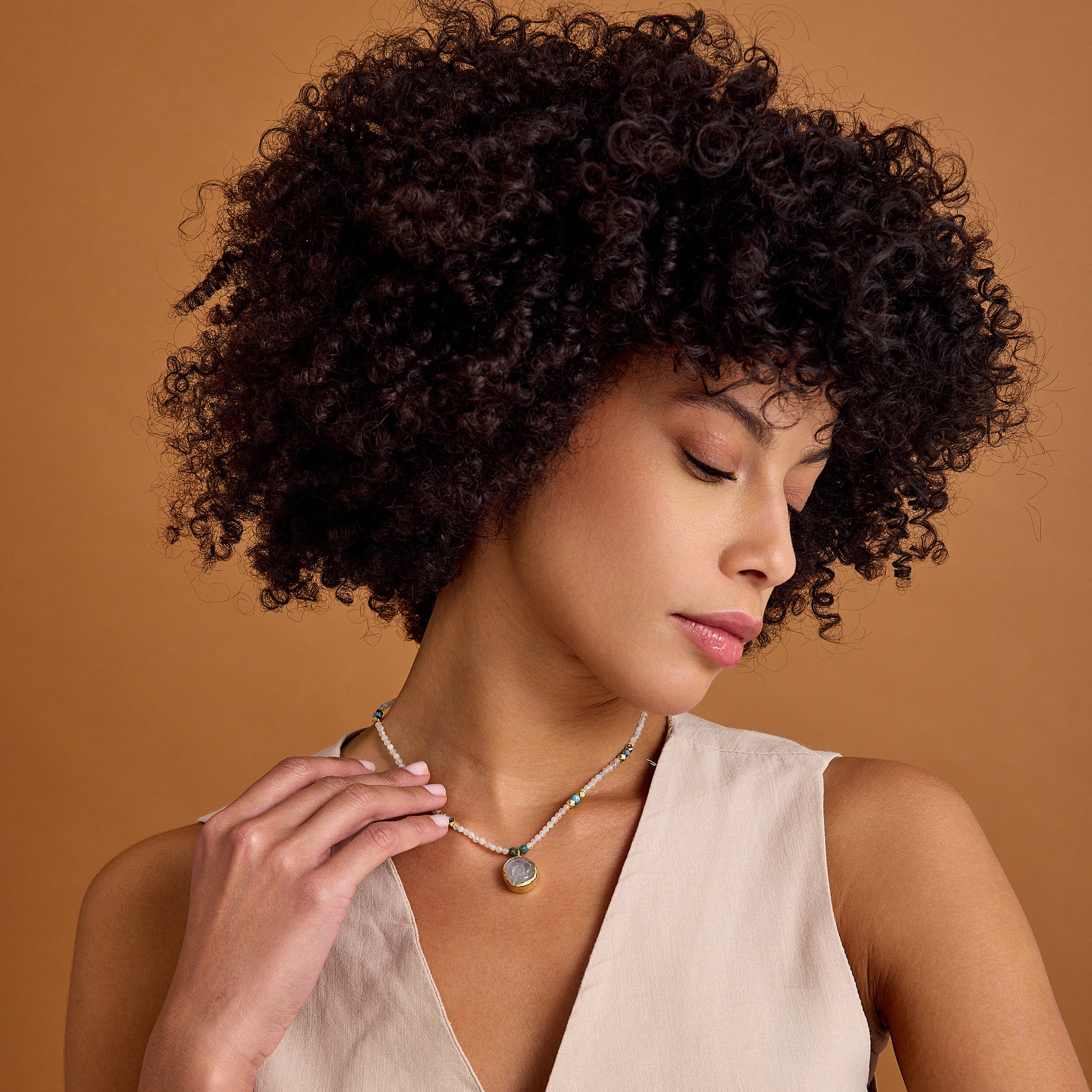 Aytaşı ve apatit boncukları, çiçek formunda pembe kuvars kolye ucu ve 24 ayar altın kaplama detaylarla tasarlanmış minimal, el yapımı kolye.