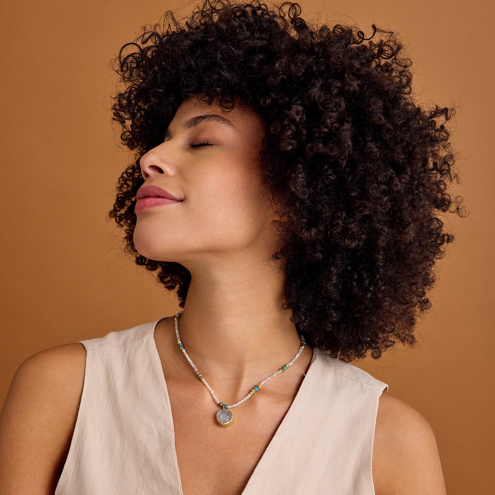 Aytaşı ve apatit boncukları, çiçek formunda pembe kuvars kolye ucu ve 24 ayar altın kaplama detaylarla tasarlanmış minimal, el yapımı kolye.