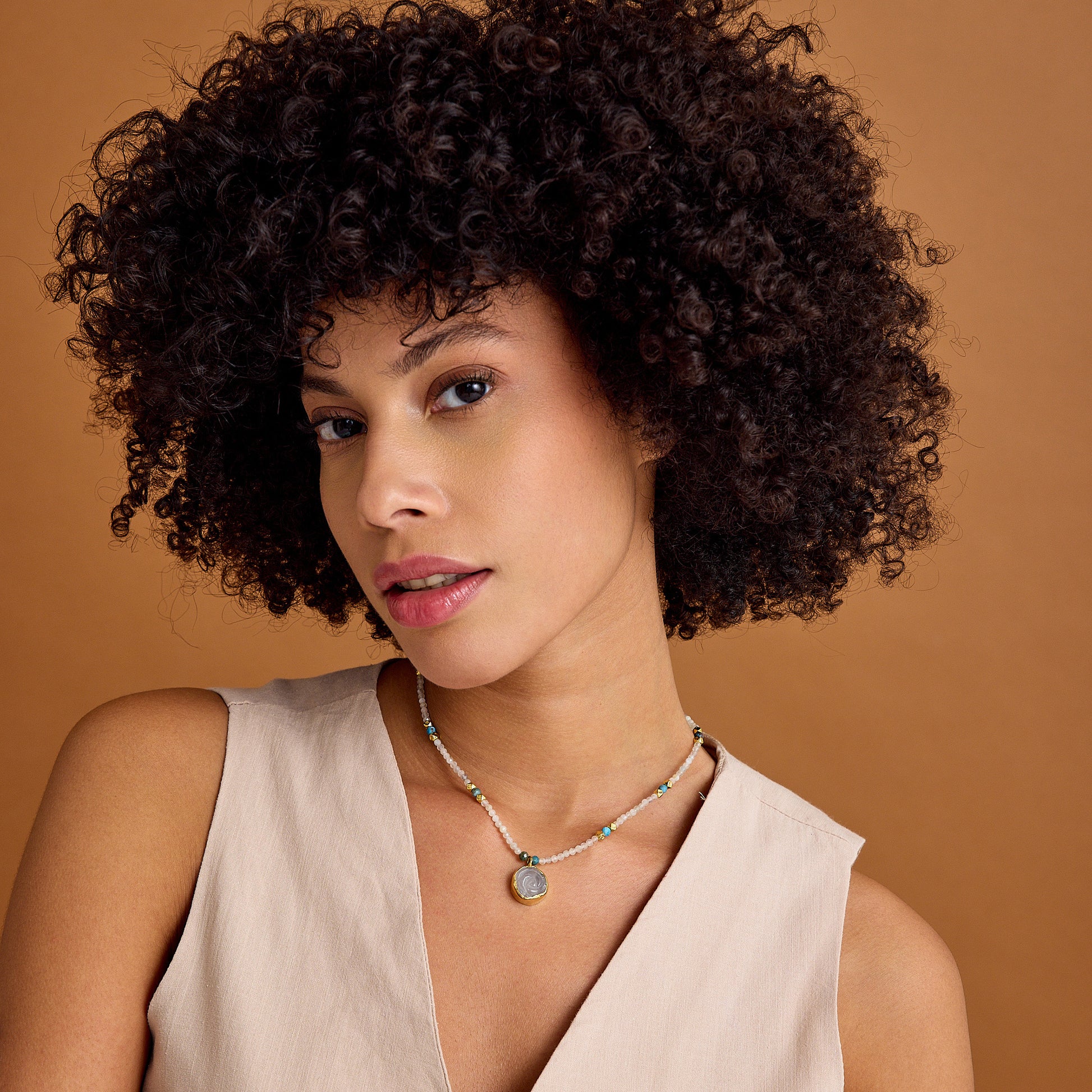 Aytaşı ve apatit boncukları, çiçek formunda pembe kuvars kolye ucu ve 24 ayar altın kaplama detaylarla tasarlanmış minimal, el yapımı kolye.