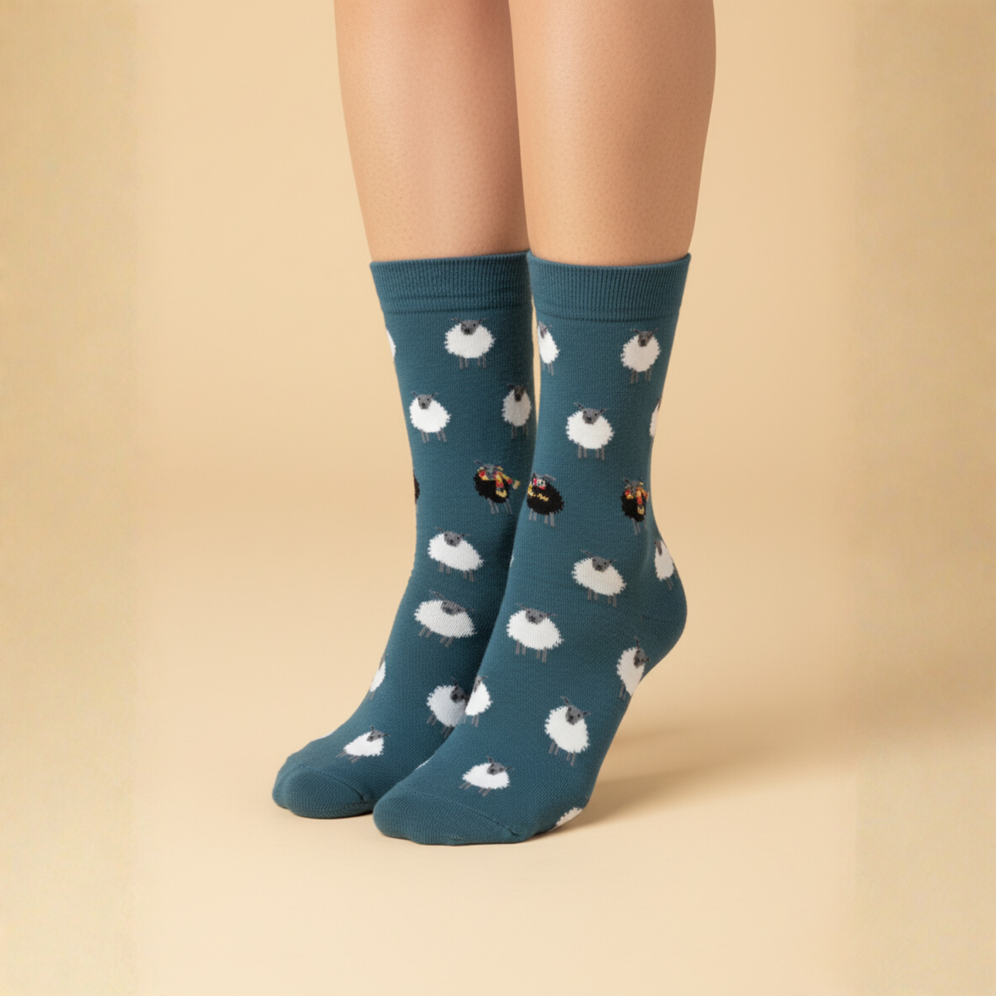 Koyu yeşil zeminli, beyaz ve siyah koyun desenli “Black Sheep Among White Sheeps” unisex çorap — pamuklu ve rahat yapı