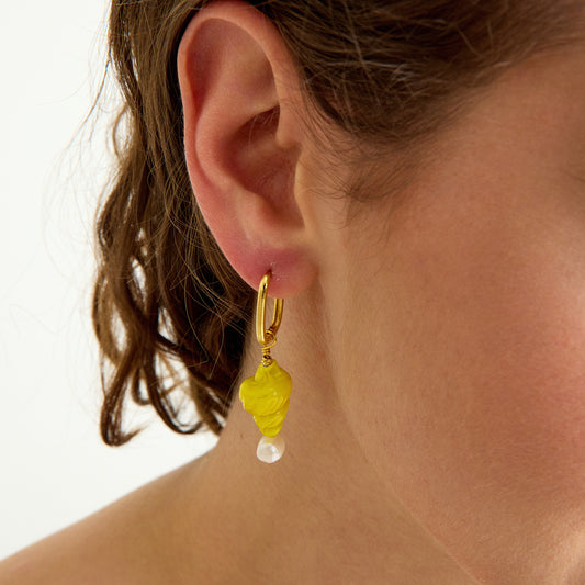 Sarı murano cam deniz kabuğu charm ve inci detaylı altın halka el yapımı küpe