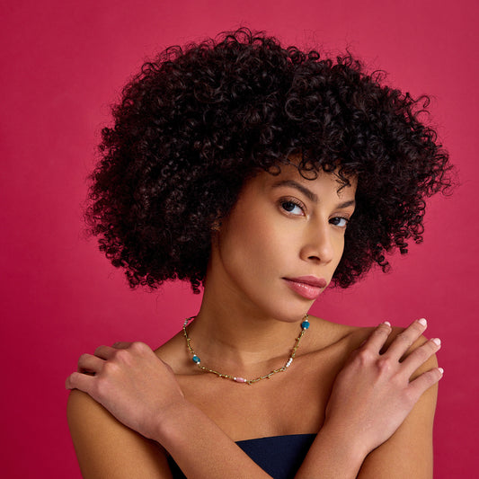 Turmalin, apatit ve inci taşlı, altın kaplama minimal tasarıma sahip el yapımı zarif kolye. Gökyüzü ilhamıyla şıklık sunar.