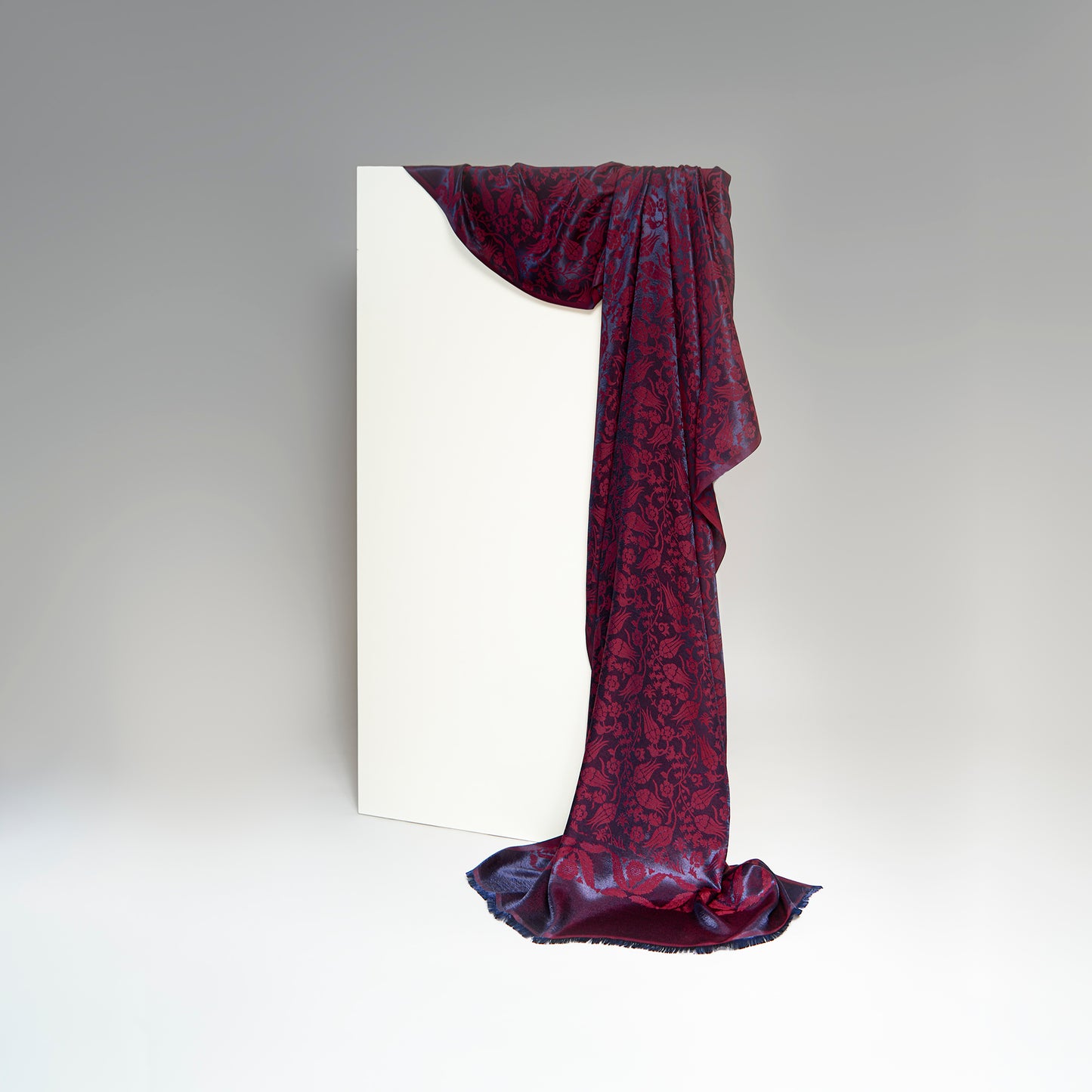 Dokuma Shiny Fagus Tulip İpek Viskoz Şal, Mürdüm Renk, Parlak Dokulu, Lale Desenli Şal Modeli