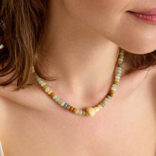 Amazonit taşı ve sarı-beyaz murano cam deniz kabuğu charm ile tasarlanmış doğal taş kolye