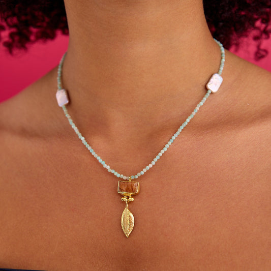 Elysian Kolye, yaprak figürlü altın kaplama detaylarıyla, Amazonit, akik ve inci doğal taşların zarif bir kombinasyonu