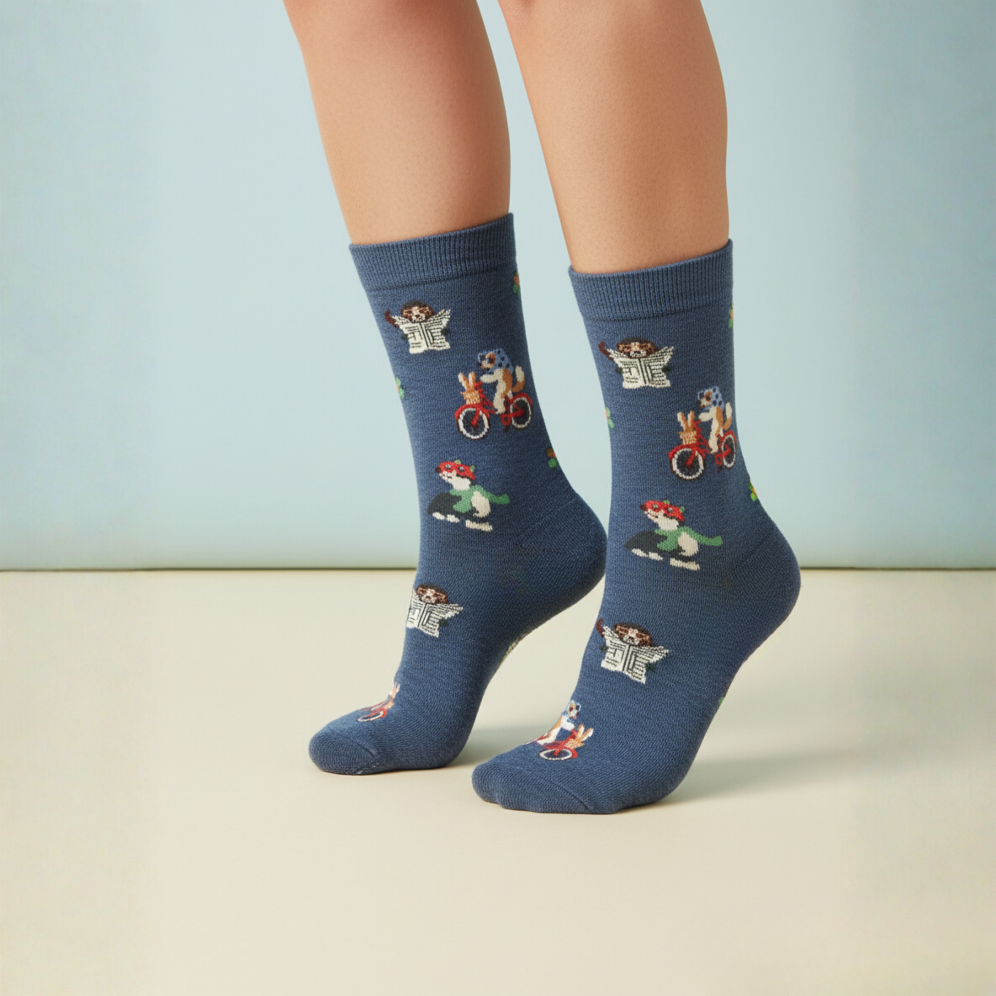 Mavi zeminli, sirk temalı figürlerle desenli “Fun Circus Crew” unisex çorap — pamuklu, renkli ve eğlenceli