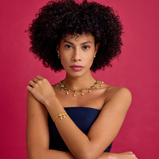 Gaia - Spiral figürlü, altın kaplama ve barok inci detaylı el yapımı tasarım kolye. Doğadan ilham alan zarif bir tasarım.