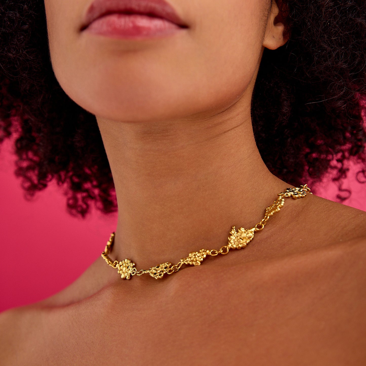 Zarif dövme bakır detaylı ve geri dönüştürülmüş malzemeden yapılmış el yapımı minimal tasarım kolye. Günlük ve özel kullanıma uygun şıklık.