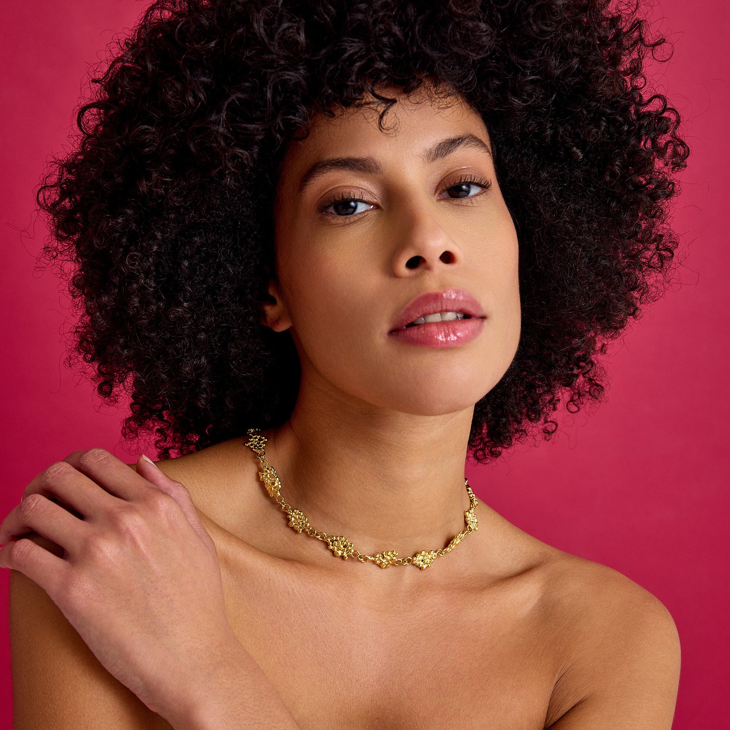 Zarif dövme bakır detaylı ve geri dönüştürülmüş malzemeden yapılmış el yapımı minimal tasarım kolye. Günlük ve özel kullanıma uygun şıklık.