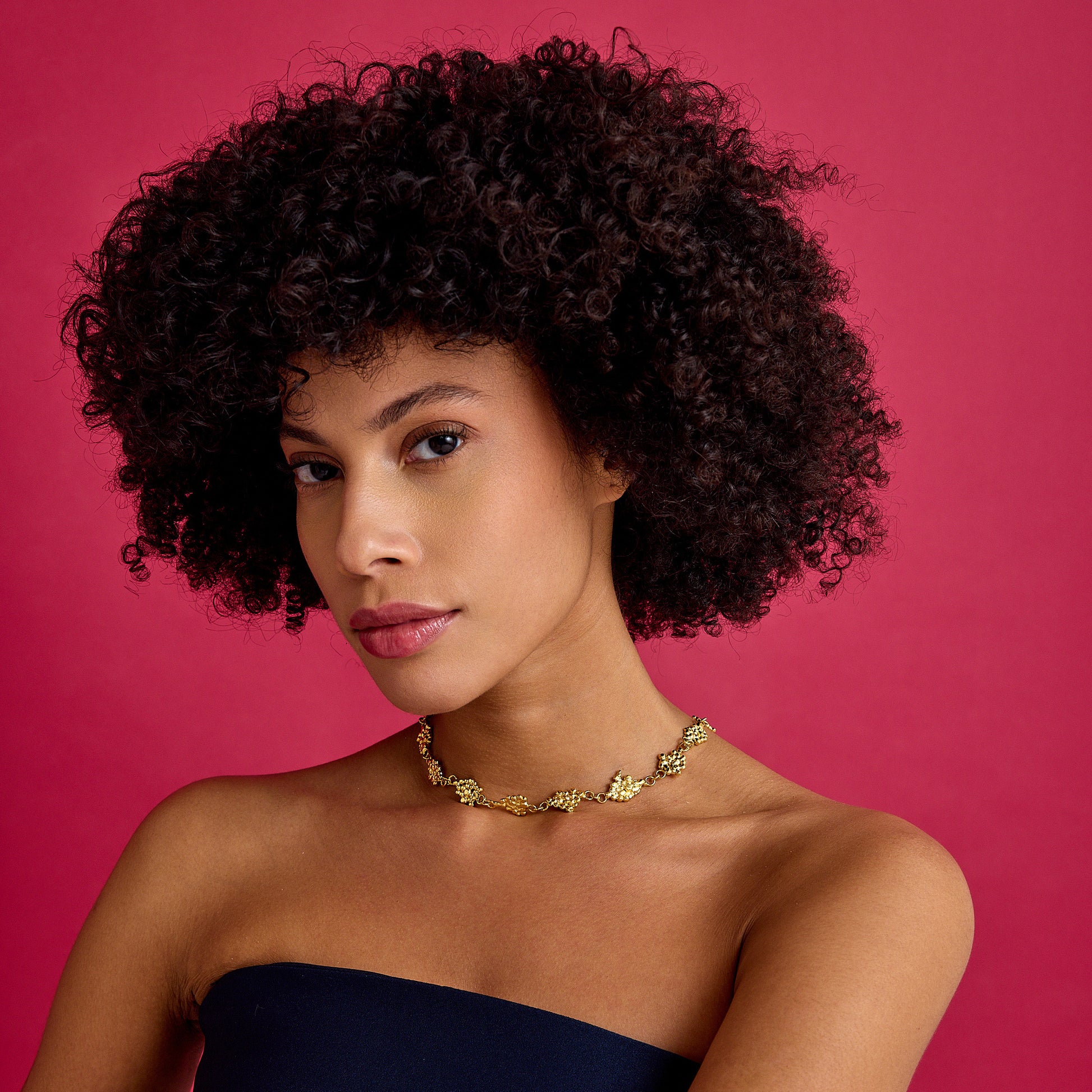 Zarif dövme bakır detaylı ve geri dönüştürülmüş malzemeden yapılmış el yapımı minimal tasarım kolye. Günlük ve özel kullanıma uygun şıklık.