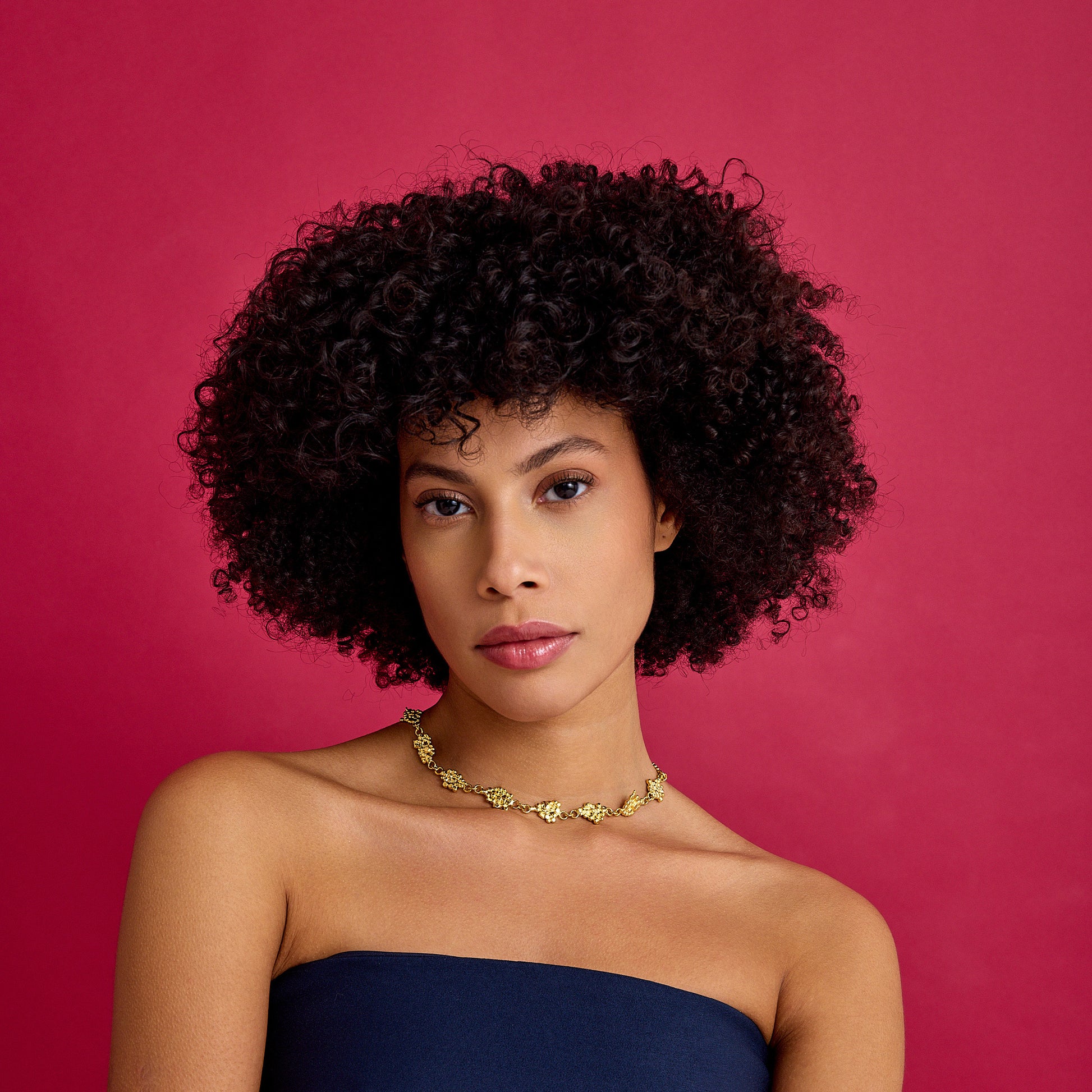 Zarif dövme bakır detaylı ve geri dönüştürülmüş malzemeden yapılmış el yapımı minimal tasarım kolye. Günlük ve özel kullanıma uygun şıklık.