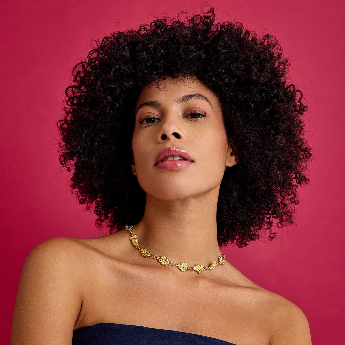 Zarif dövme bakır detaylı ve geri dönüştürülmüş malzemeden yapılmış el yapımı minimal tasarım kolye. Günlük ve özel kullanıma uygun şıklık.