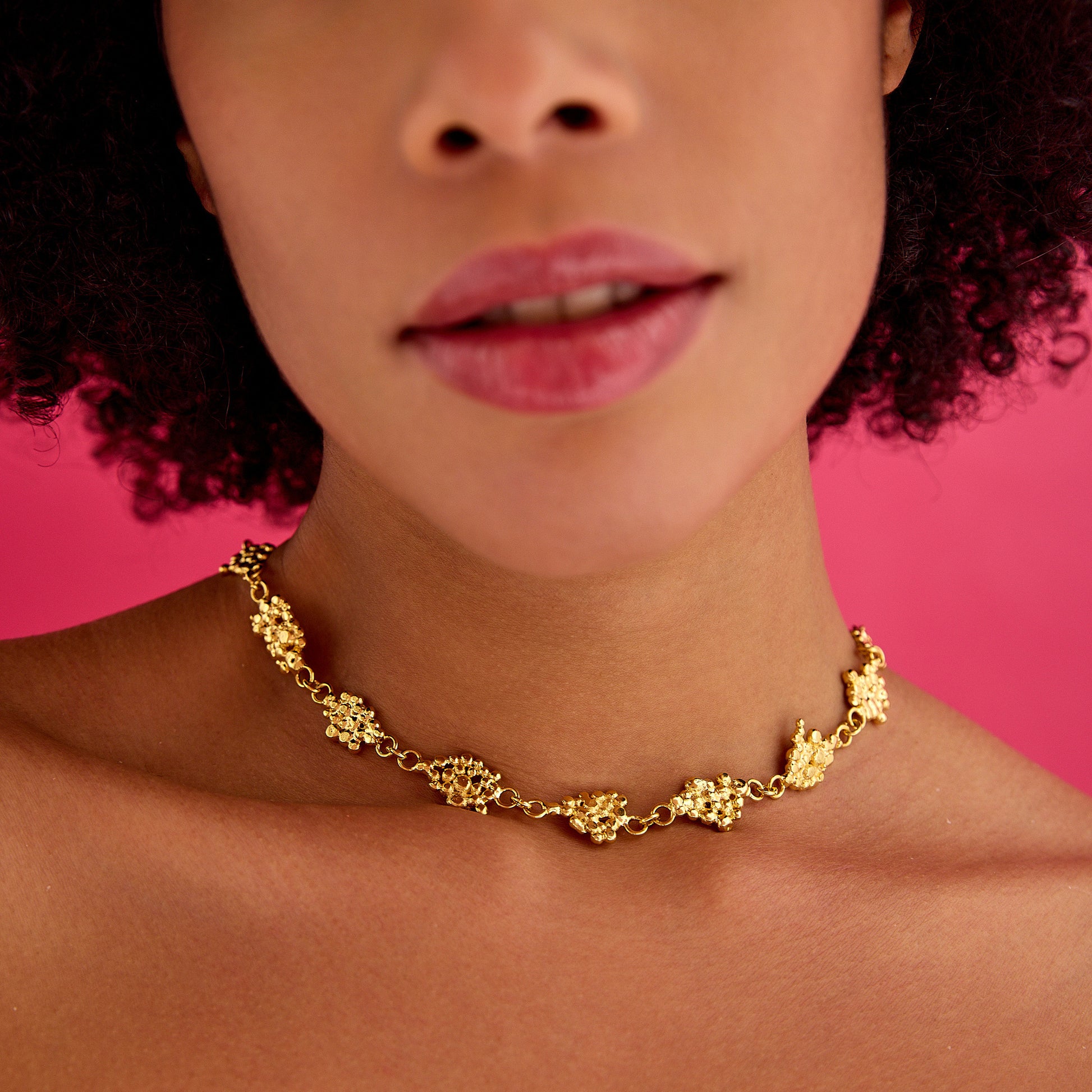 Zarif dövme bakır detaylı ve geri dönüştürülmüş malzemeden yapılmış el yapımı minimal tasarım kolye. Günlük ve özel kullanıma uygun şıklık.