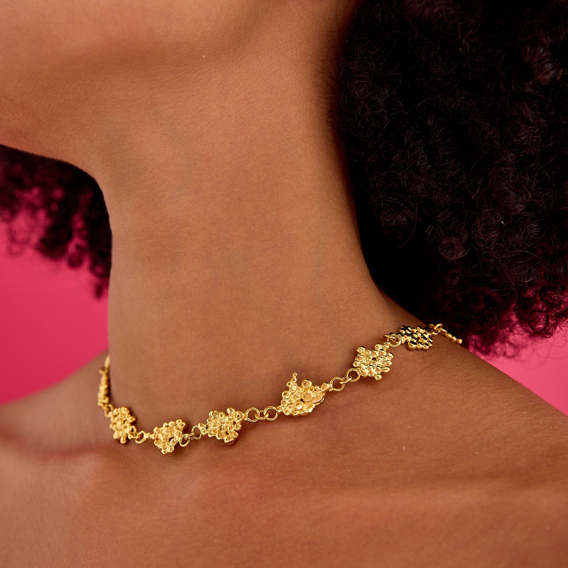 Zarif dövme bakır detaylı ve geri dönüştürülmüş malzemeden yapılmış el yapımı minimal tasarım kolye. Günlük ve özel kullanıma uygun şıklık.