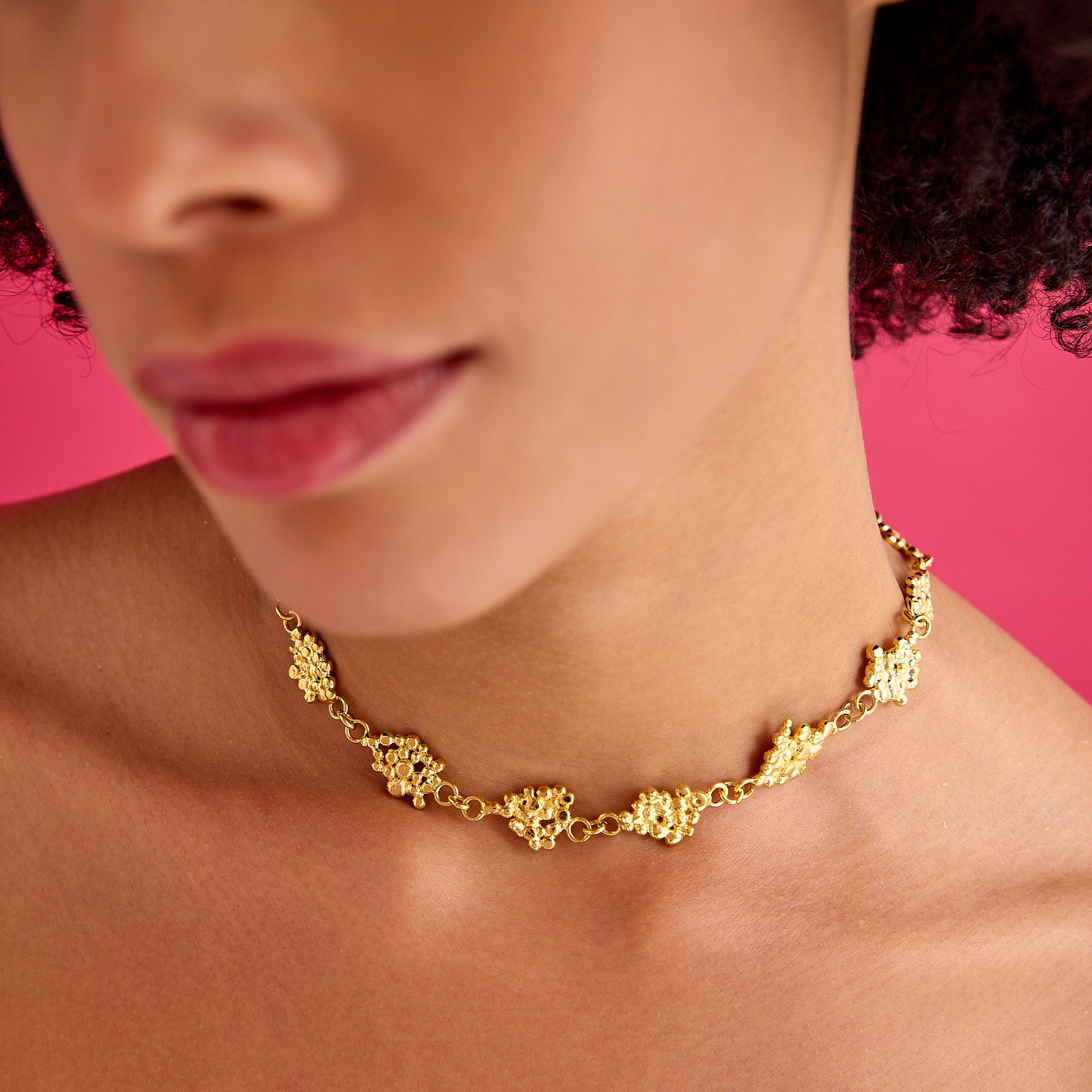 Zarif dövme bakır detaylı ve geri dönüştürülmüş malzemeden yapılmış el yapımı minimal tasarım kolye. Günlük ve özel kullanıma uygun şıklık.