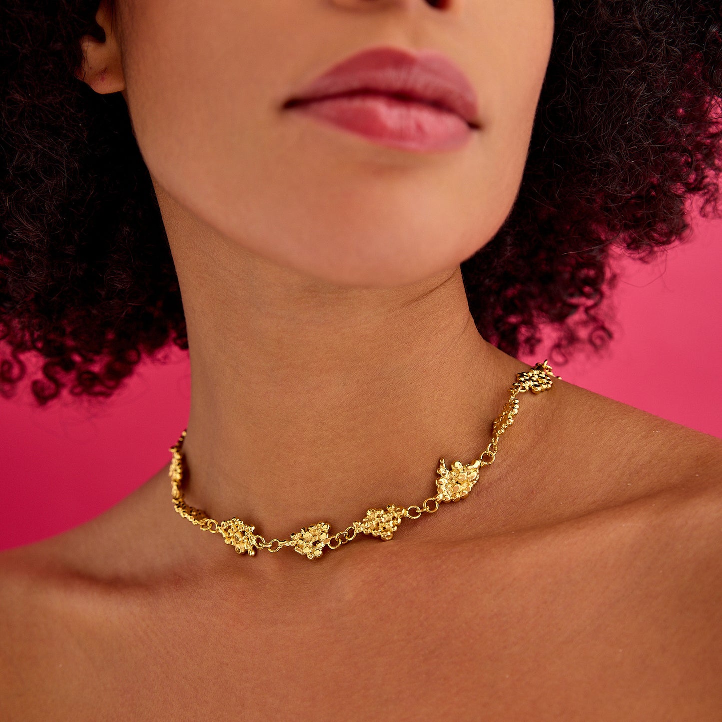 Zarif dövme bakır detaylı ve geri dönüştürülmüş malzemeden yapılmış el yapımı minimal tasarım kolye. Günlük ve özel kullanıma uygun şıklık.