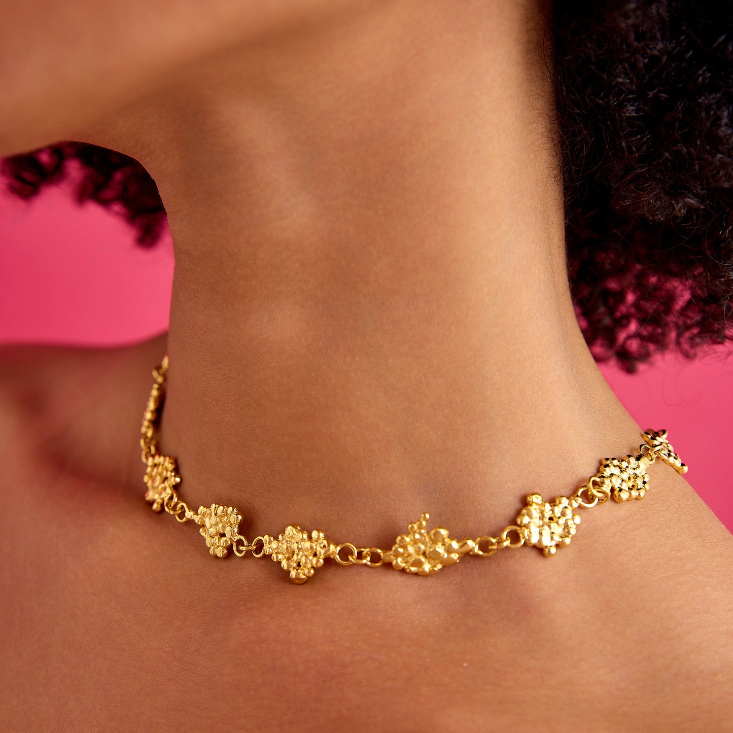 Zarif dövme bakır detaylı ve geri dönüştürülmüş malzemeden yapılmış el yapımı minimal tasarım kolye. Günlük ve özel kullanıma uygun şıklık.