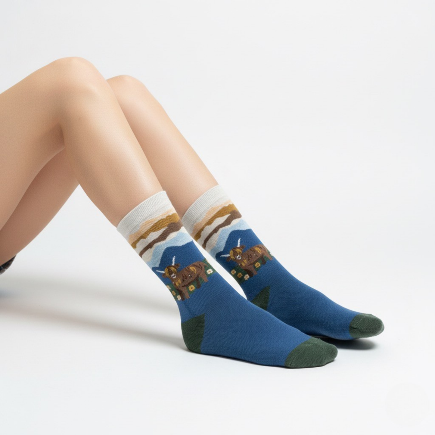 Dağ manzaralı ve Highland Cow desenli mavi pamuklu soket çorap.