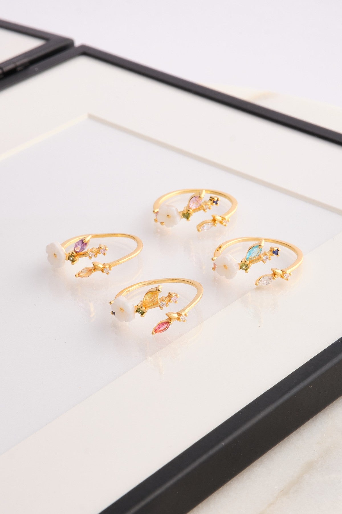 Sedef Papatya ve Pembe- Beyaz Minimal Zirkon Ayarlanabilir Yüzük