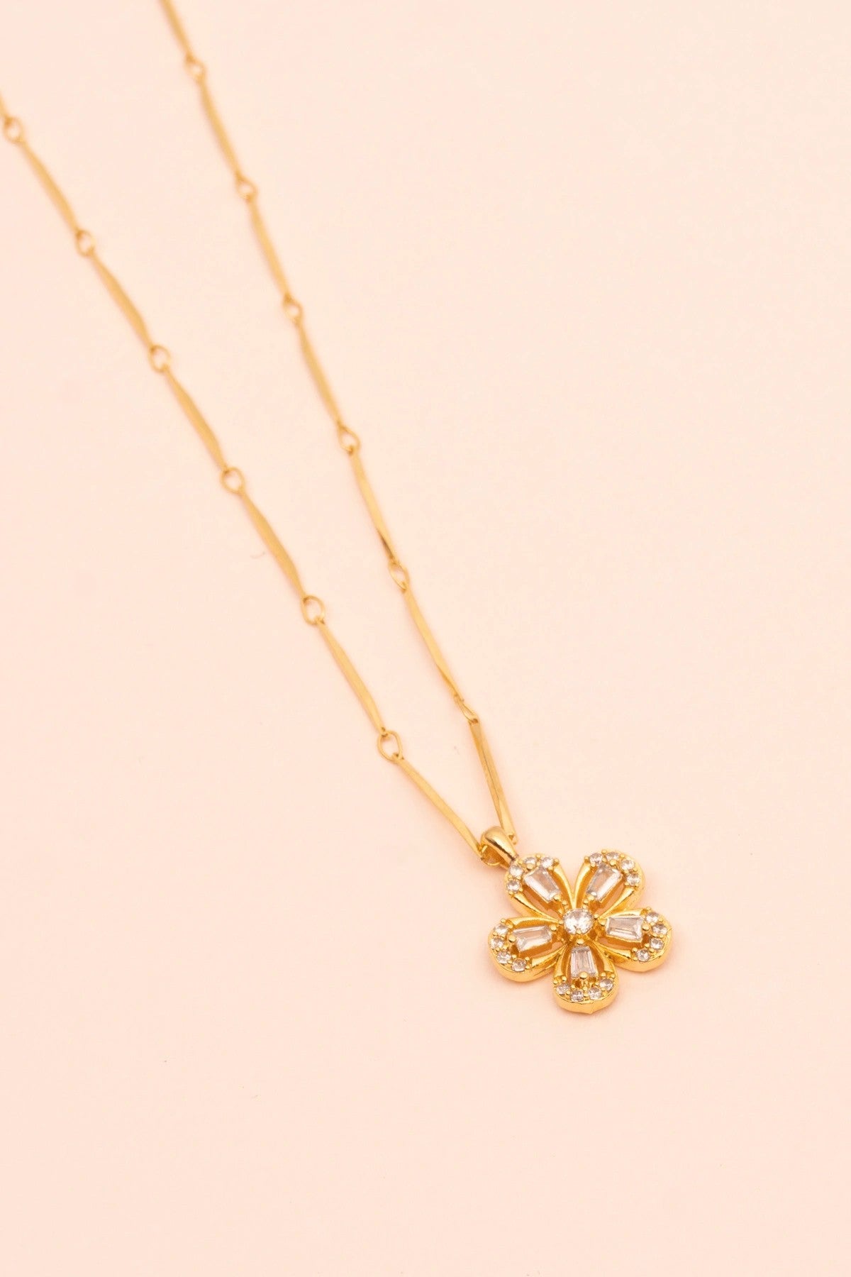 Baget Taşlı Çiçek Figürlü Altın Kaplama Kolye