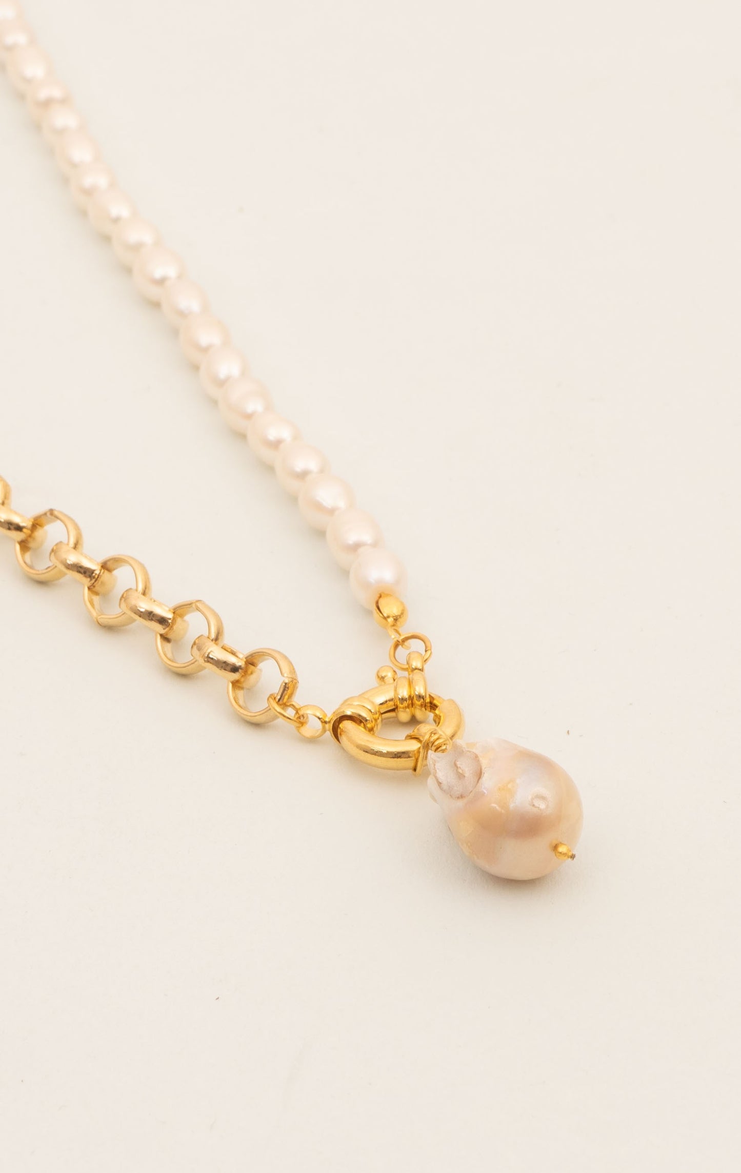 Barok Uçlu İnci Dizili Gemici Kilitli Altın Kaplama Kolye