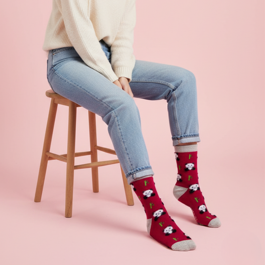 Kırmızı zemin üzerinde kabarık tüylü panda ve bambu desenli, melanj gri burun-topuklu ve bej manşetli soket çorap.