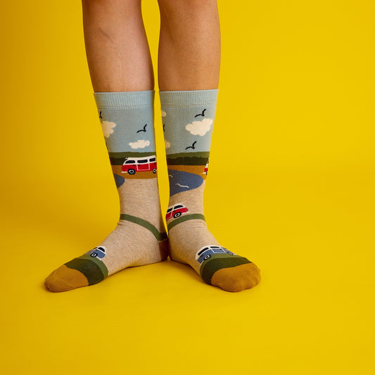 Kırmızı karavan ve martı desenli, yumuşak dokulu, renkli tasarıma sahip çorap. Eğlenceli ve rahat bir stil için ideal.