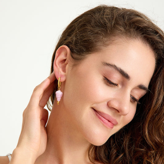 Pembe murano cam deniz kabuğu charm ve altın burgulu halka detaylı yaz küpesi