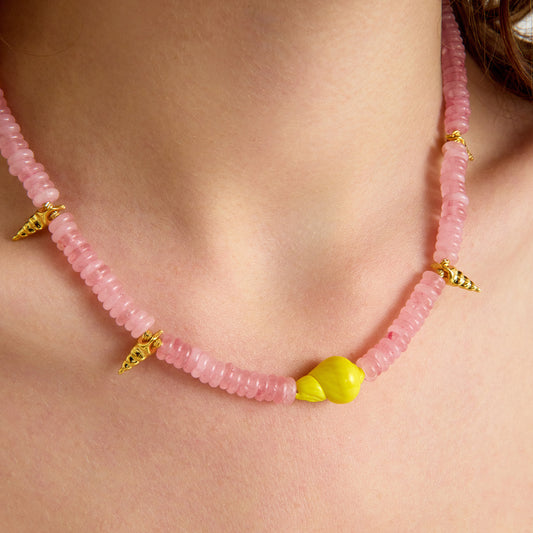 Pembe kuvars taşı ve sarı murano cam charm ile tasarlanmış altın detaylı el yapımı yaz kolyesi – SOA Jewellery Luma