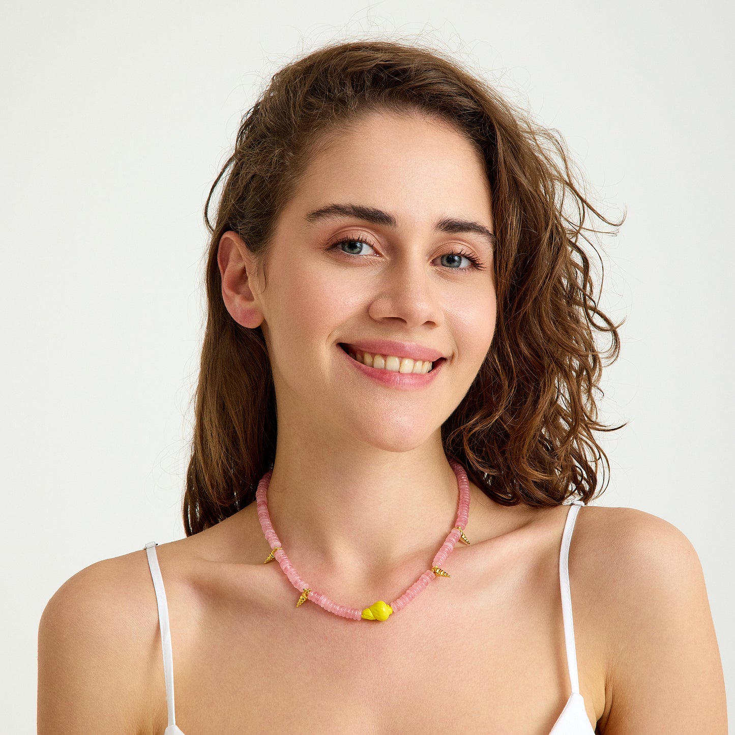 Pembe kuvars taşı ve sarı murano cam charm ile tasarlanmış altın detaylı el yapımı yaz kolyesi – SOA Jewellery Luma