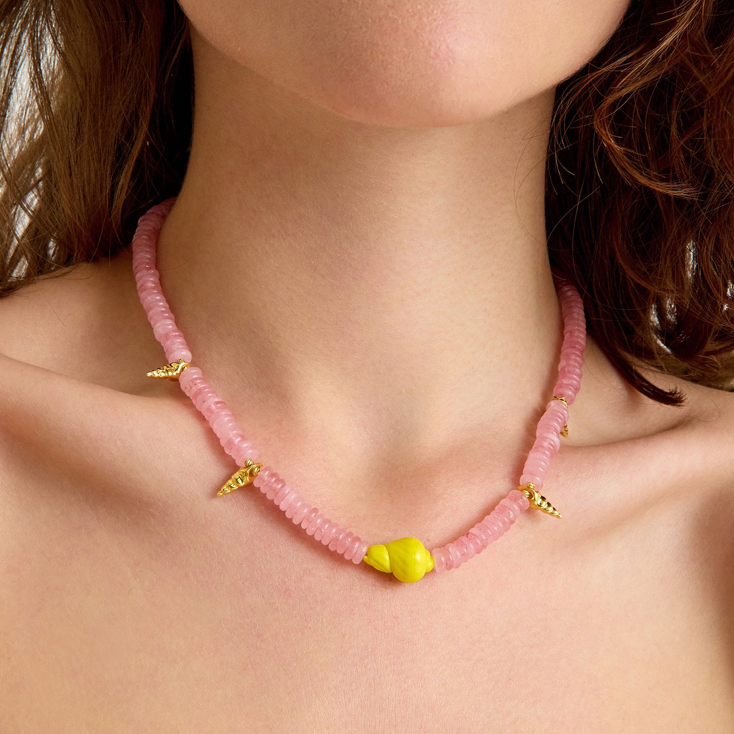 Pembe kuvars taşı ve sarı murano cam charm ile tasarlanmış altın detaylı el yapımı yaz kolyesi – SOA Jewellery Luma