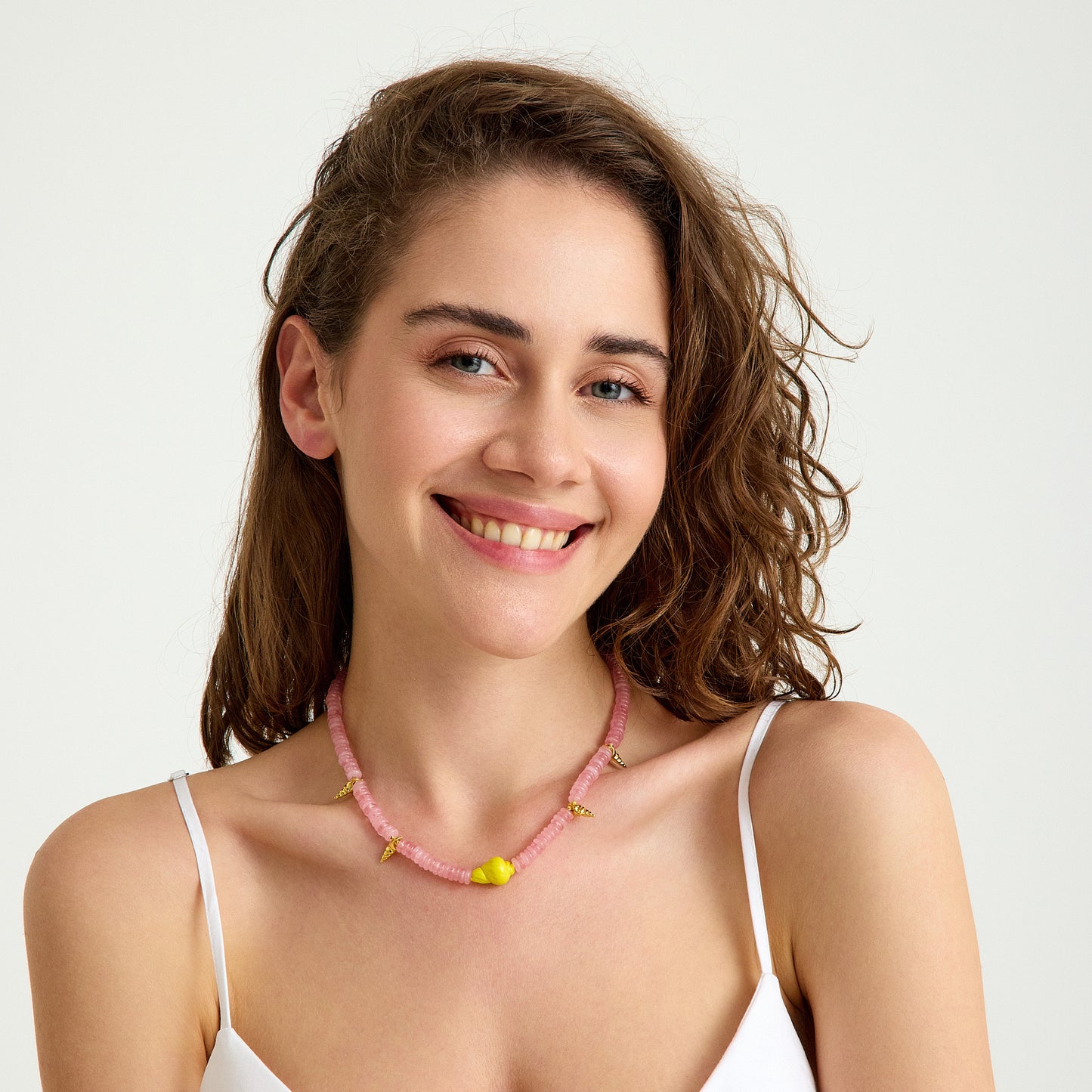 Pembe kuvars taşı ve sarı murano cam charm ile tasarlanmış altın detaylı el yapımı yaz kolyesi – SOA Jewellery Luma