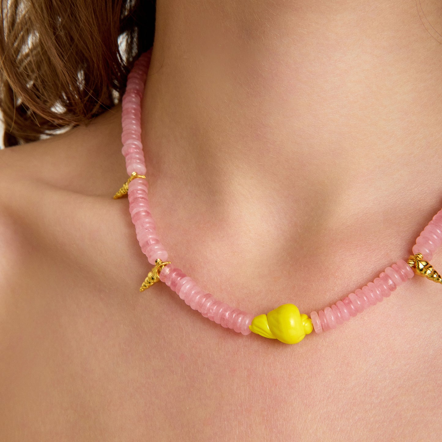 Pembe kuvars taşı ve sarı murano cam charm ile tasarlanmış altın detaylı el yapımı yaz kolyesi – SOA Jewellery Luma