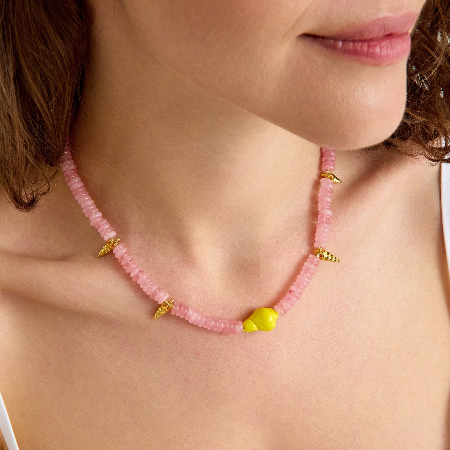 Pembe kuvars taşı ve sarı murano cam charm ile tasarlanmış altın detaylı el yapımı yaz kolyesi – SOA Jewellery Luma