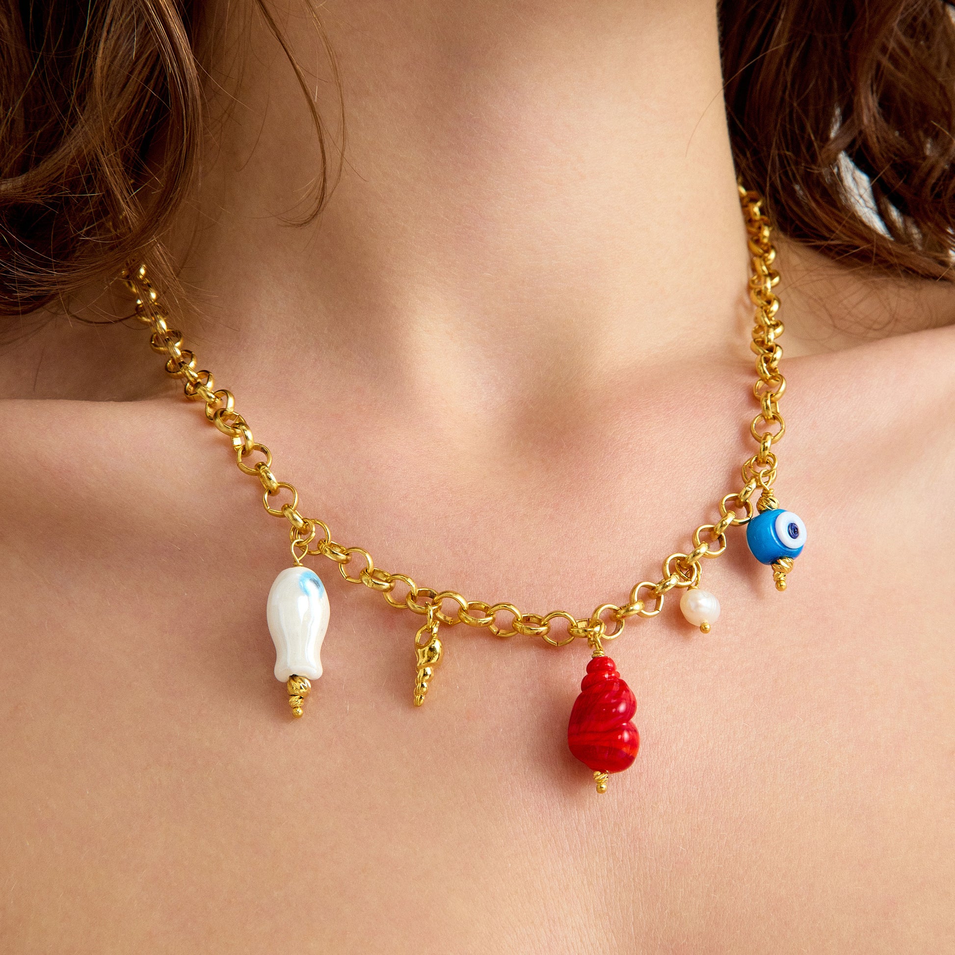 Nazar, inci, balık ve deniz kabuğu murano charm’lı altın zincir kolye