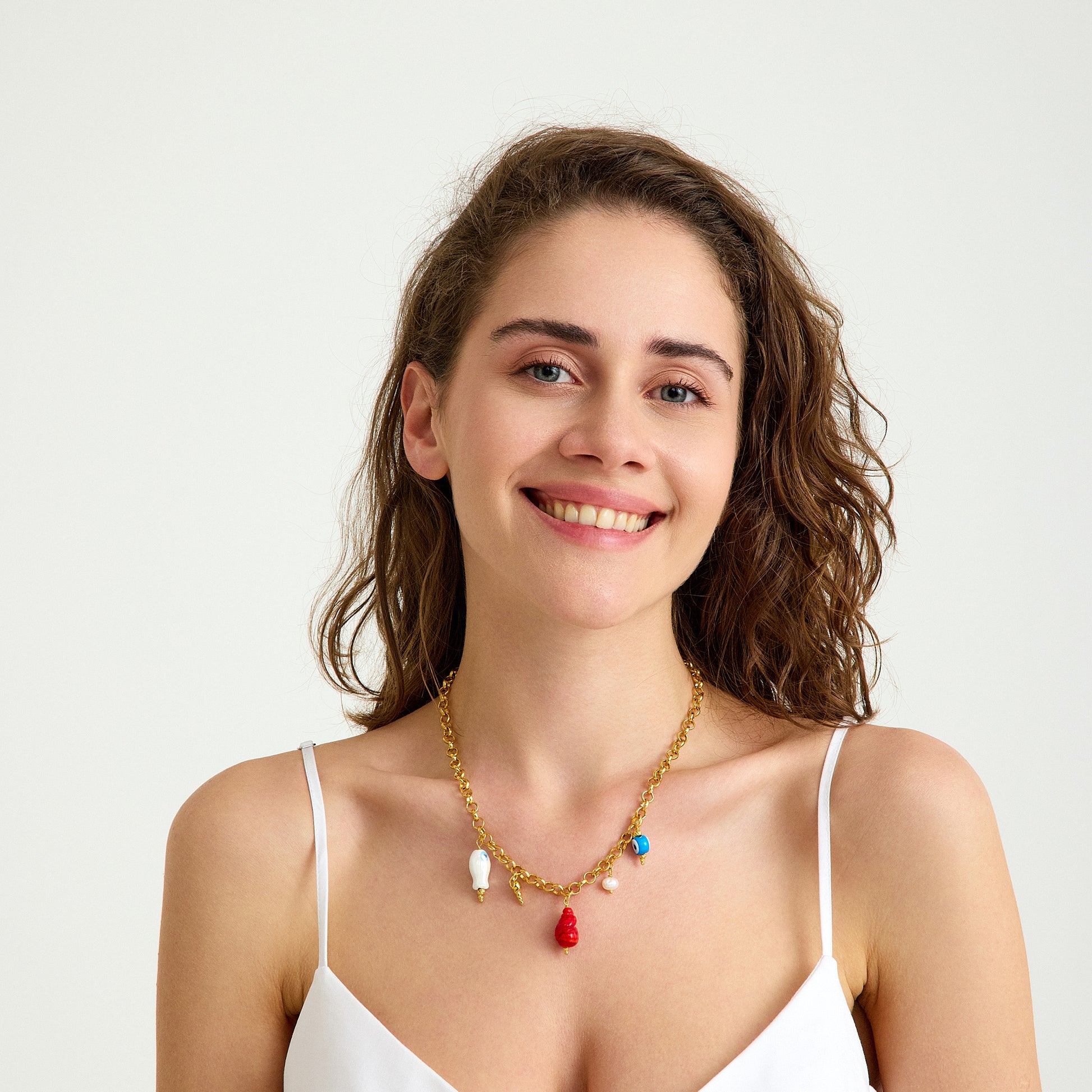 Nazar, inci, balık ve deniz kabuğu murano charm’lı altın zincir kolye