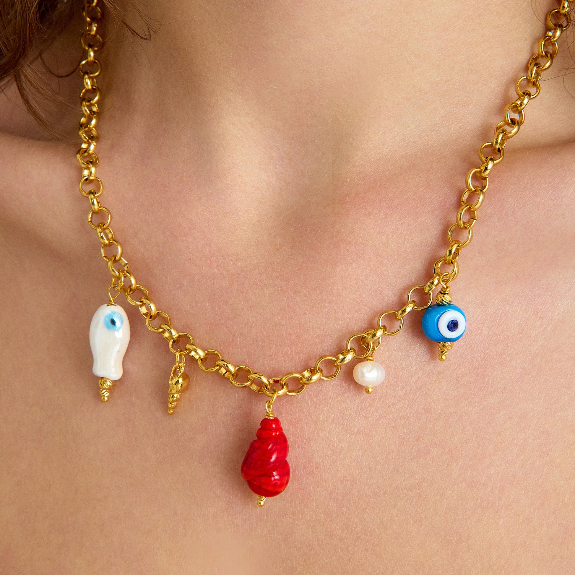 Nazar, inci, balık ve deniz kabuğu murano charm’lı altın zincir kolye