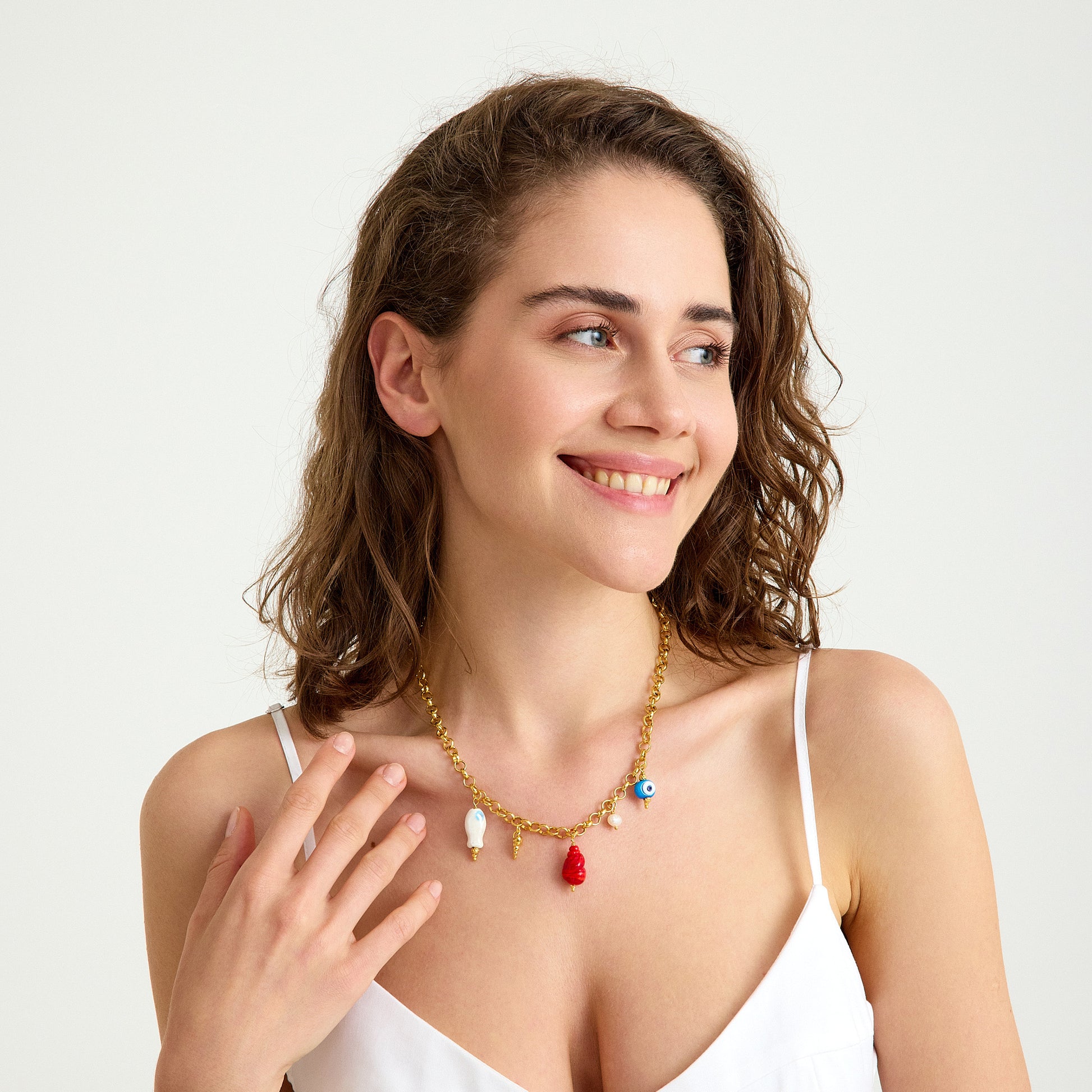 Nazar, inci, balık ve deniz kabuğu murano charm’lı altın zincir kolye