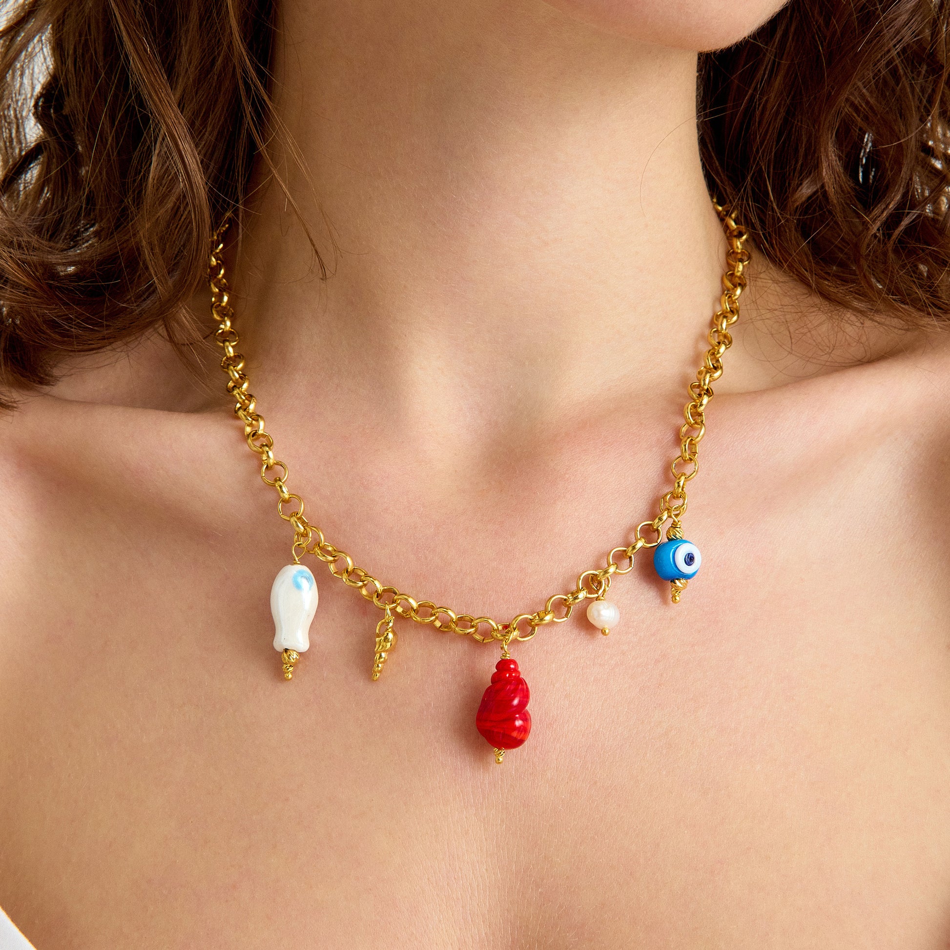 Nazar, inci, balık ve deniz kabuğu murano charm’lı altın zincir kolye