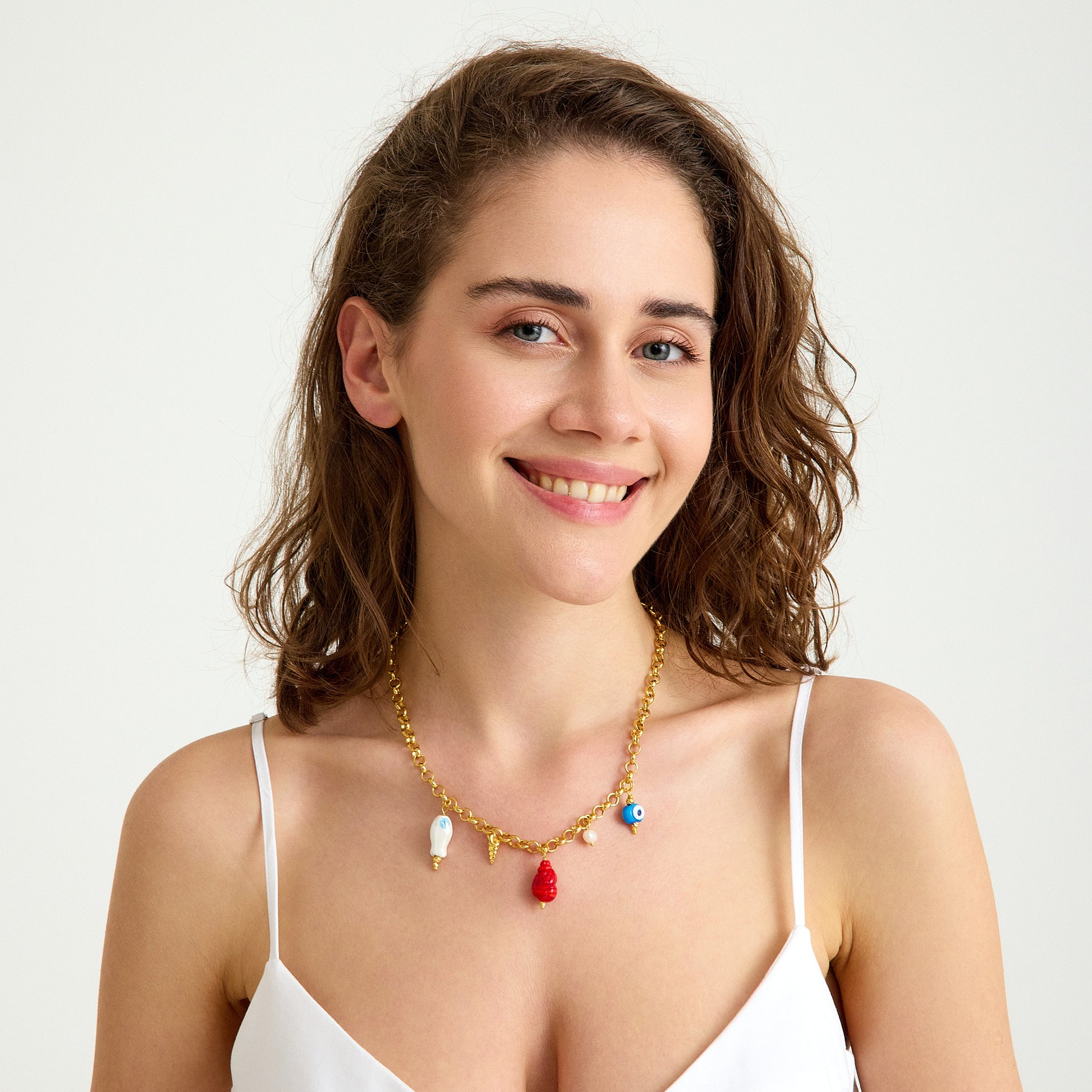 Nazar, inci, balık ve deniz kabuğu murano charm’lı altın zincir kolye